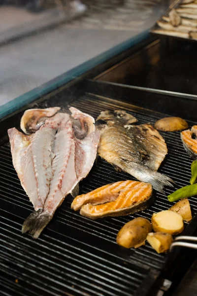 Koken Van Zeevruchten Mix Van Zalm Zeebaars Groenten Grillen Van — Stockfoto