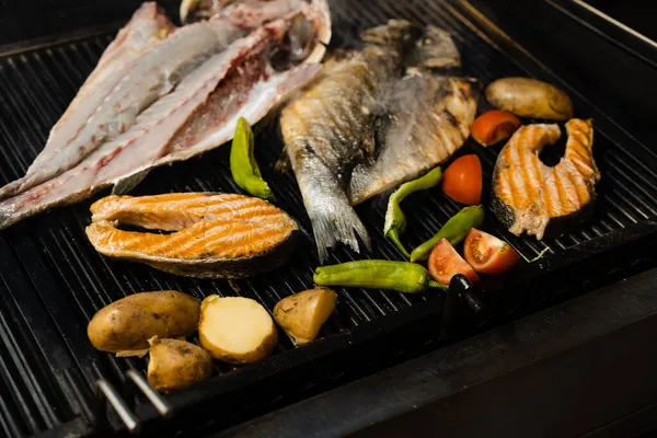 Kochen Meeresfrüchte Mischung Aus Lachs Wolfsbarsch Und Gemüse Fisch Grillen — Stockfoto