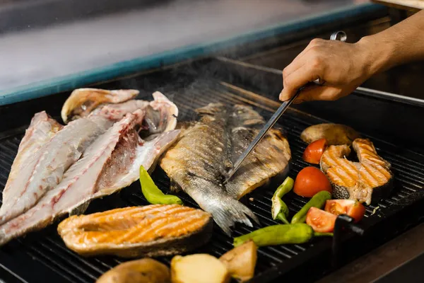 Koken Van Zeevruchten Mix Van Zalm Zeebaars Groenten Grillen Van — Stockfoto