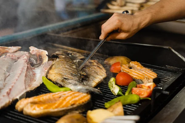 Koken Van Zeevruchten Mix Van Zalm Zeebaars Groenten Grillen Van — Stockfoto