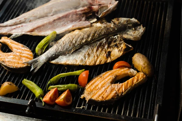 Kochen Meeresfrüchte Mischung Aus Lachs Wolfsbarsch Und Gemüse Fisch Grillen — Stockfoto