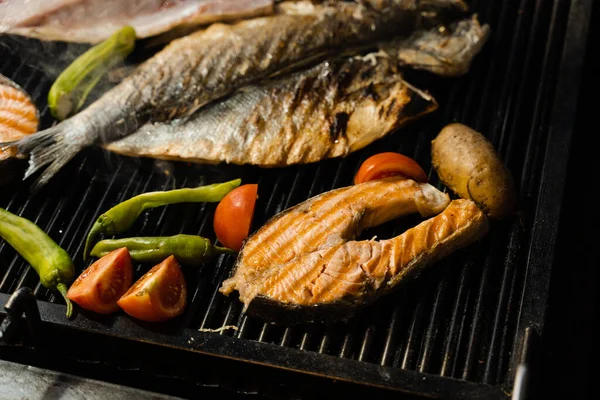 Kochen Meeresfrüchte Mischung Aus Lachs Wolfsbarsch Und Gemüse Fisch Grillen — Stockfoto