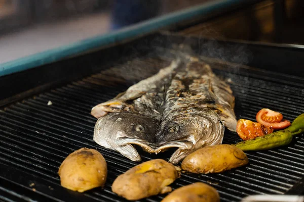 Wolfsbarsch Und Gemüse Kochen Fisch Grillen Mit Chili Kartoffeln Und — Stockfoto