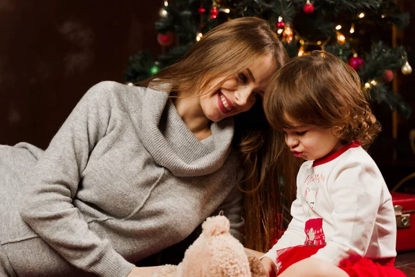 Madre Hija Preparándose Para Celebración Navidad Divirtiéndose Con Familia Cerca — Foto de Stock