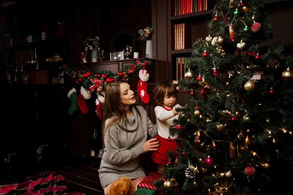 Mamá Hija Decoran Árbol Navidad Antes Del Año Nuevo Las — Foto de Stock