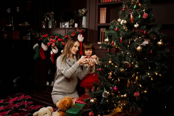 Mamá Hija Decoran Árbol Navidad Antes Del Año Nuevo Las — Foto de Stock