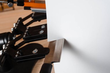 Keskin bir bıçakla kağıt kesme işlemi profesyonel bıçak bileyicisi ve bileme taşları yanında