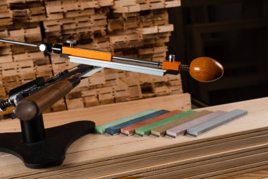 Bıçak keskinleştirme işlemi atölyede bileme taşı ile profesyonel bileyiciyi kullanarak yapılıyor