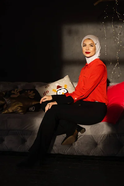 Muslim Woman Christmas Lights Decoration Studio Professional Muslim Model Posing — Stock Photo, Image