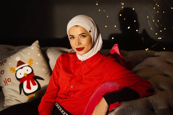 圣诞节灯火前的穆斯林妇女和工作室的装饰 专业的穆斯林模特在新年前夕摆姿势 — 图库照片
