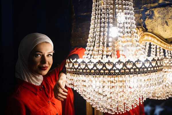 Fashion Muslim Model Big Expensive Chandelier Islamic Religion Girl Mirrors — Stock Photo, Image