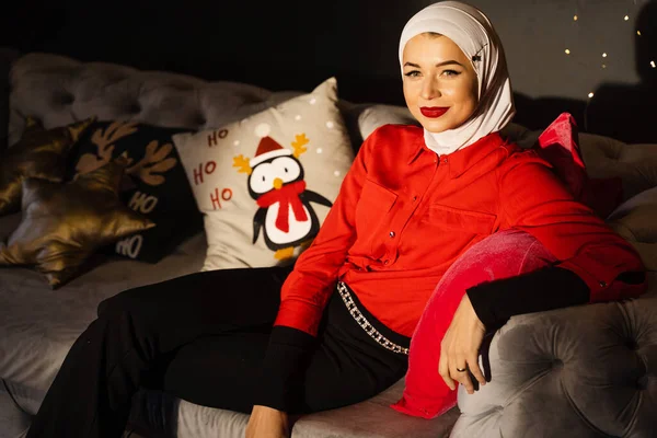 Muslim Woman Christmas Lights Decoration Studio Professional Muslim Model Posing — Stock Photo, Image