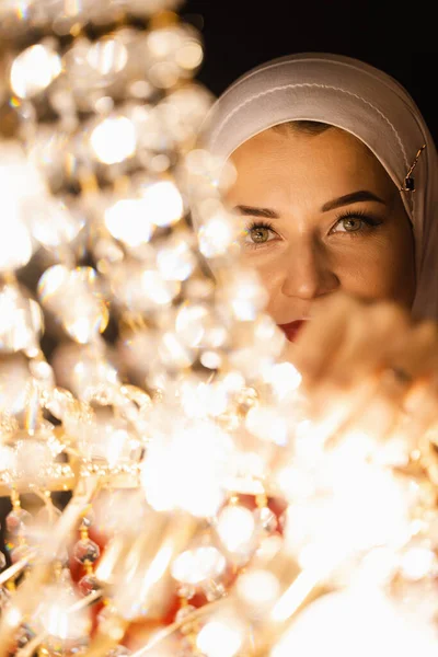 Mode Muslimisches Modell Der Nähe Eines Großen Teuren Kronleuchters Islamische — Stockfoto
