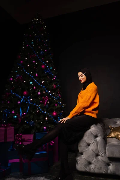 Muslim Woman Black Hijab New Year Tree Waiting Celebration Christmas — Stock Photo, Image