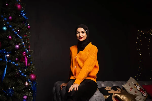 Muslim Woman Black Hijab New Year Tree Waiting Celebration Christmas — Stock Photo, Image