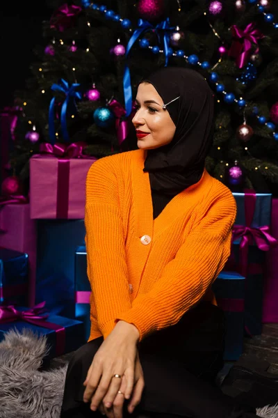 Muslim Girl Black Hijab Dreaming Gift New Year Holiday Christmas — Stock Photo, Image