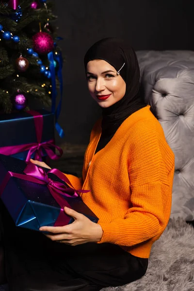 Muslim Woman Gift New Year Tree Christmas Celebration Islam Religion — Stock Photo, Image