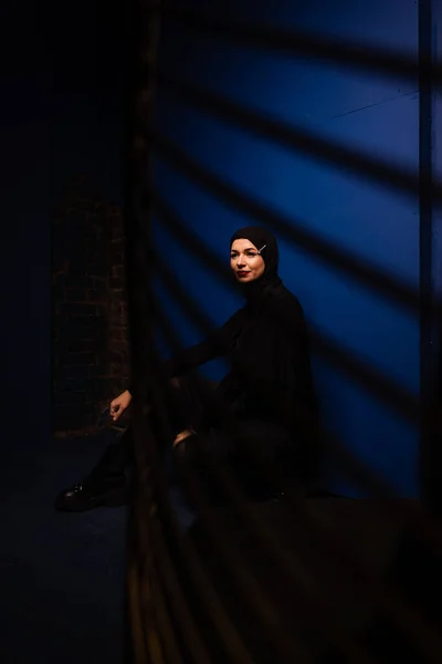 穿着黑色头巾的时尚穆斯林模特正出现在工作室的蓝色背景上 伊斯兰宗教创作照片 — 图库照片
