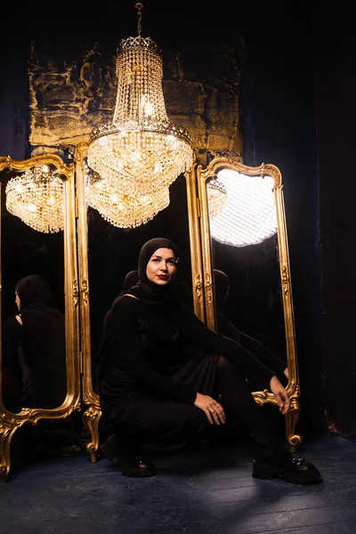 Muslim Girl Black Hijab Mirrors Her Reflections Fashion Muslim Model — Stock Photo, Image