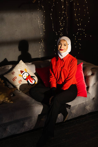 Muslim woman near christmas lights and decoration in studio. Professional muslim model posing at the new year eve. — Stock Image Muslim Woman Christmas Lights Decoration Studio Professional Muslim Model Posing Stock Photo