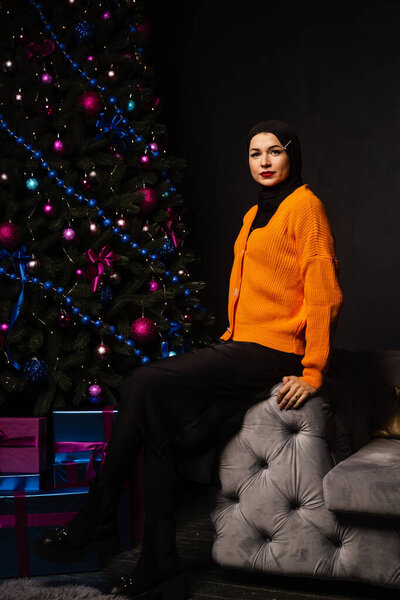Muslim woman in black hijab near new year tree waiting for celebration of Christmas. Islam religion — Stock Image Muslim Woman Black Hijab New Year Tree Waiting Celebration Christmas Stock Photo