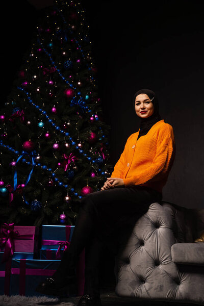 Muslim Christmas celebration. Model weared black hijab is prepearing for new year celebration. Islam religion — Stock Image Muslim Christmas Celebration Model Weared Black Hijab Prepearing New Year Stock Image