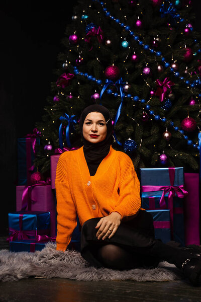 Muslim Christmas celebration. Model weared black hijab is prepearing for new year celebration. Islam religion — Stock Image Muslim Christmas Celebration Model Weared Black Hijab Prepearing New Year Stock Image