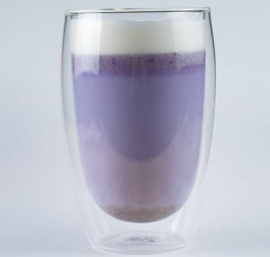 Mavi arka planda mor goji eşleşmesi. Çift cam bardakta kibrit kokteyli.