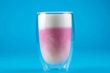 Mavi arka planda Pitahaya pembe kibriti. Çift cam bardakta ejderha meyveli kokteyl.