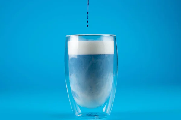 Verter Latte Matcha Anclaje Azul Una Taza Vidrio Doble Cóctel — Foto de Stock
