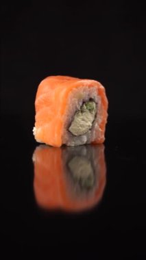 Philadelphia 'yı siyah arka planda döndürüyorum. Sosyal ağlar için Sushi 4k dikey yiyecek videosu.