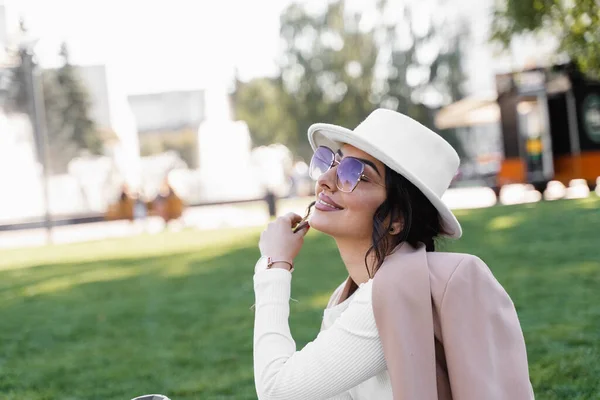 Lifestyle Porträt Von Mode Mädchen Trug Weißen Hut Kleid Jacke — Stockfoto