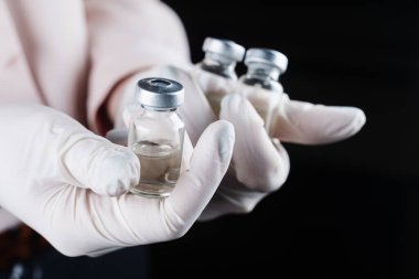 Ellerindeki tıbbi eldivenlerde 3 koronavirüs aşısı var. Covid-19 aşısı