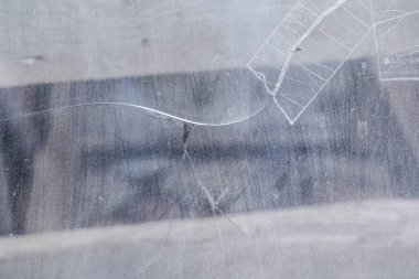 Ukrayna 'daki sivil insanların vitrinindeki Rus kurşunlarından sonra cam kırıkları. Savaşı durdurun.