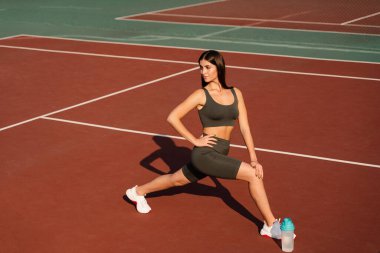 Egzersiz dışarıda hamleler. Çekici kız dışarıda antrenman yapıyor. Spor yaşam tarzı.