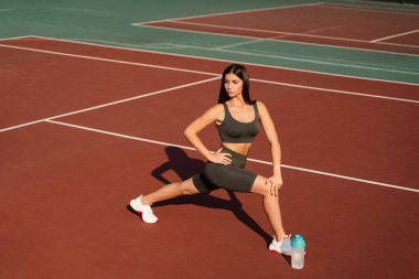 Egzersiz dışarıda hamleler. Çekici kız dışarıda antrenman yapıyor. Spor yaşam tarzı.