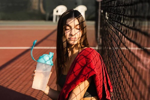 Спортивная Девушка Пьет Воду Бутылки Отдых После Тренировки Теннисном Корте — стоковое фото
