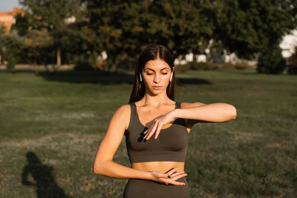 Qigong meditasyonunun el hareketi. Yeşil parkta meditasyon yapan çekici bir kız.