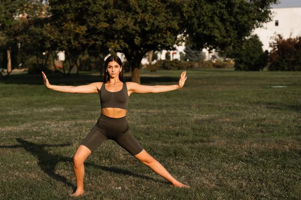 Exercícios Meditação Qigong Livre Ajuste Ásia Menina Faz Chinês Formação — Fotografia de Stock
