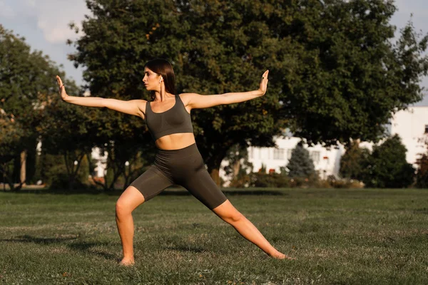 Movimento Mão Meditação Qigong Menina Atraente Meditando Parque Verde — Fotografia de Stock