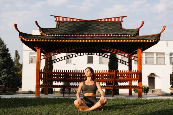 Asiatisch Fittes Mädchen Sitzt Lotusposition Und Meditiert Meditation Und Entspannung — Stockfoto