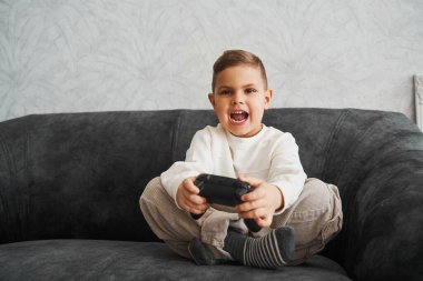Evinde oyun konsolu oynayan sürpriz çocuk. Çocuğun kumar bağımlılığı