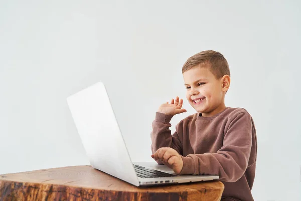 Criança Emocional Com Laptop Conversando Com Amigos Online Garoto Bonito — Fotografia de Stock