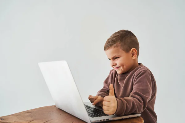 Menino Estudo Line Com Laptop Mostra Polegares Para Cima Sorrisos — Fotografia de Stock