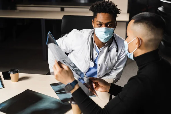 Afrikansk Läkare Visar Röntgen Asiatisk Patient Lunginflammation Och Pleurit Svart — Stockfoto