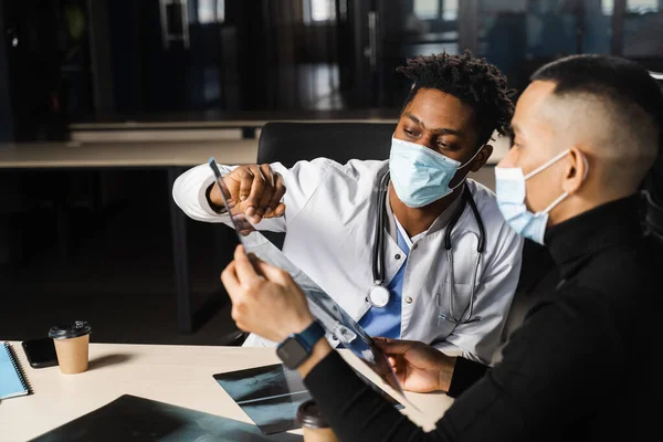 Africano Médico Mostrar Raio Asiático Paciente Pneumonia Pleurisia Cirurgião Negro — Fotografia de Stock