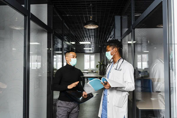 Paciente Asiático Com Radiografias Pergunta Médico Africano Sobre Tratamento Pneumonia — Fotografia de Stock