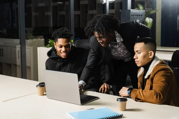 Grupo Multiétnico Colegas Africanos Asiáticos Está Trabalhando Laptop Projeto Negócios — Fotografia de Stock