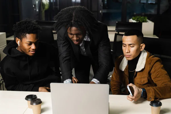 Trabalho Equipe Multiétnico Funcionários Negros Africanos Asiáticos Trabalhando Laptop Juntos — Fotografia de Stock