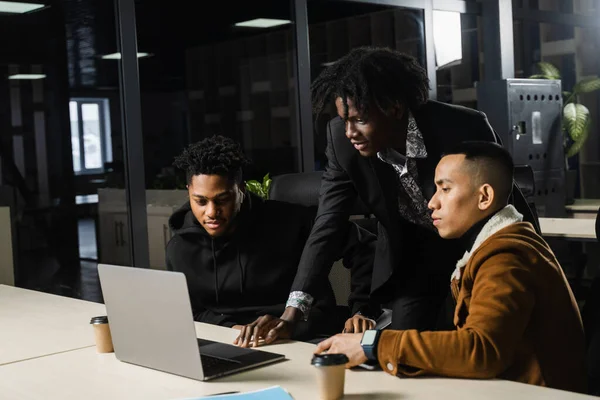 Trabalho Equipe Multiétnico Funcionários Negros Africanos Asiáticos Trabalhando Laptop Juntos — Fotografia de Stock